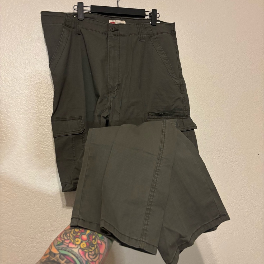 36 x 34 New with Tags Wrangler Olive Green Cargo Pants - Classic Utility Style